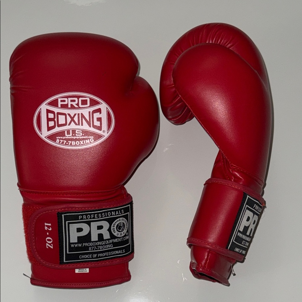 Red Gloves - Picture 3 of 7